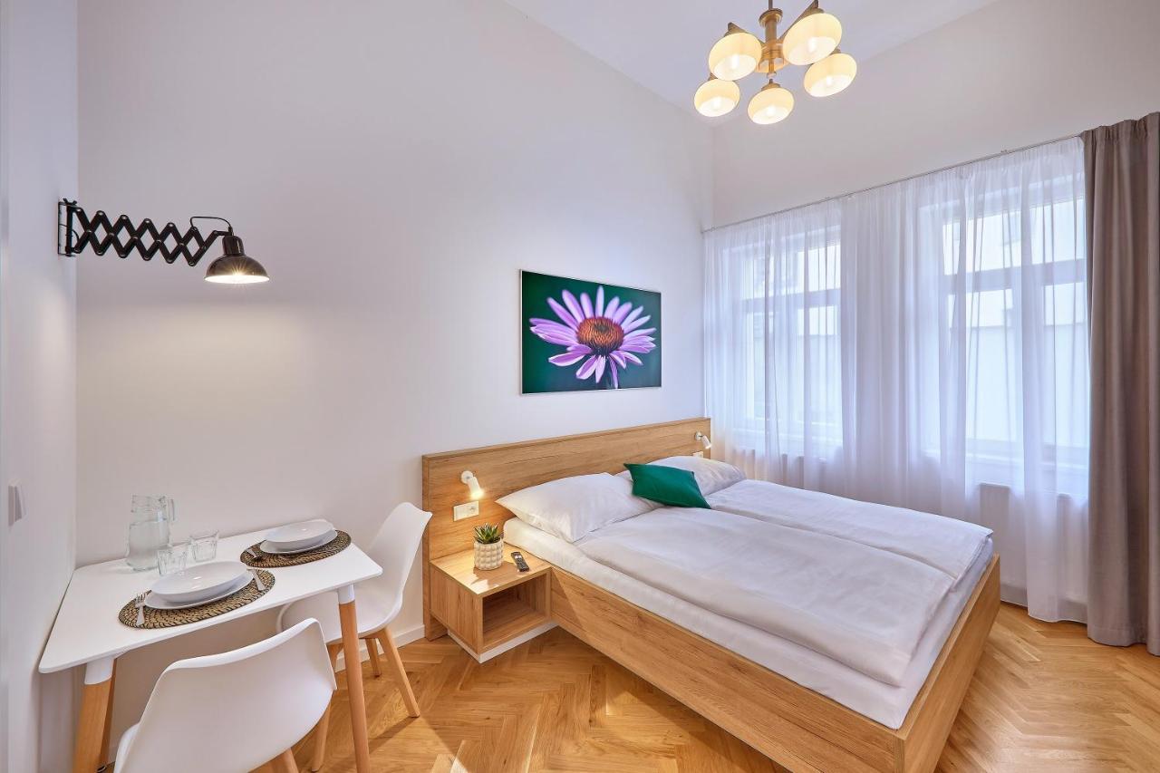 Downtown Suites Rubesova Prága Kültér fotó